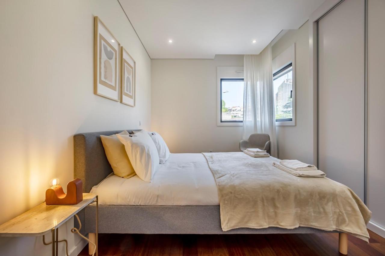 Nomads Lux - 2Bdr & Parking Flores Square Porto Bagian luar foto