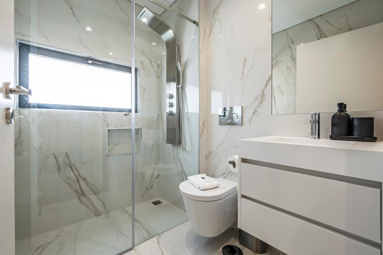 Nomads Lux - 2Bdr & Parking Flores Square Porto Bagian luar foto