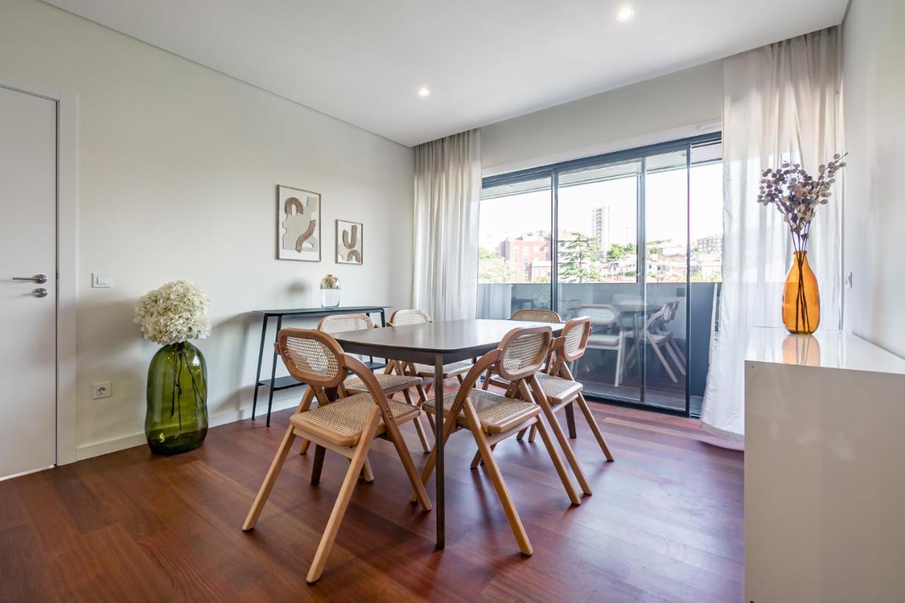 Nomads Lux - 2Bdr & Parking Flores Square Porto Bagian luar foto