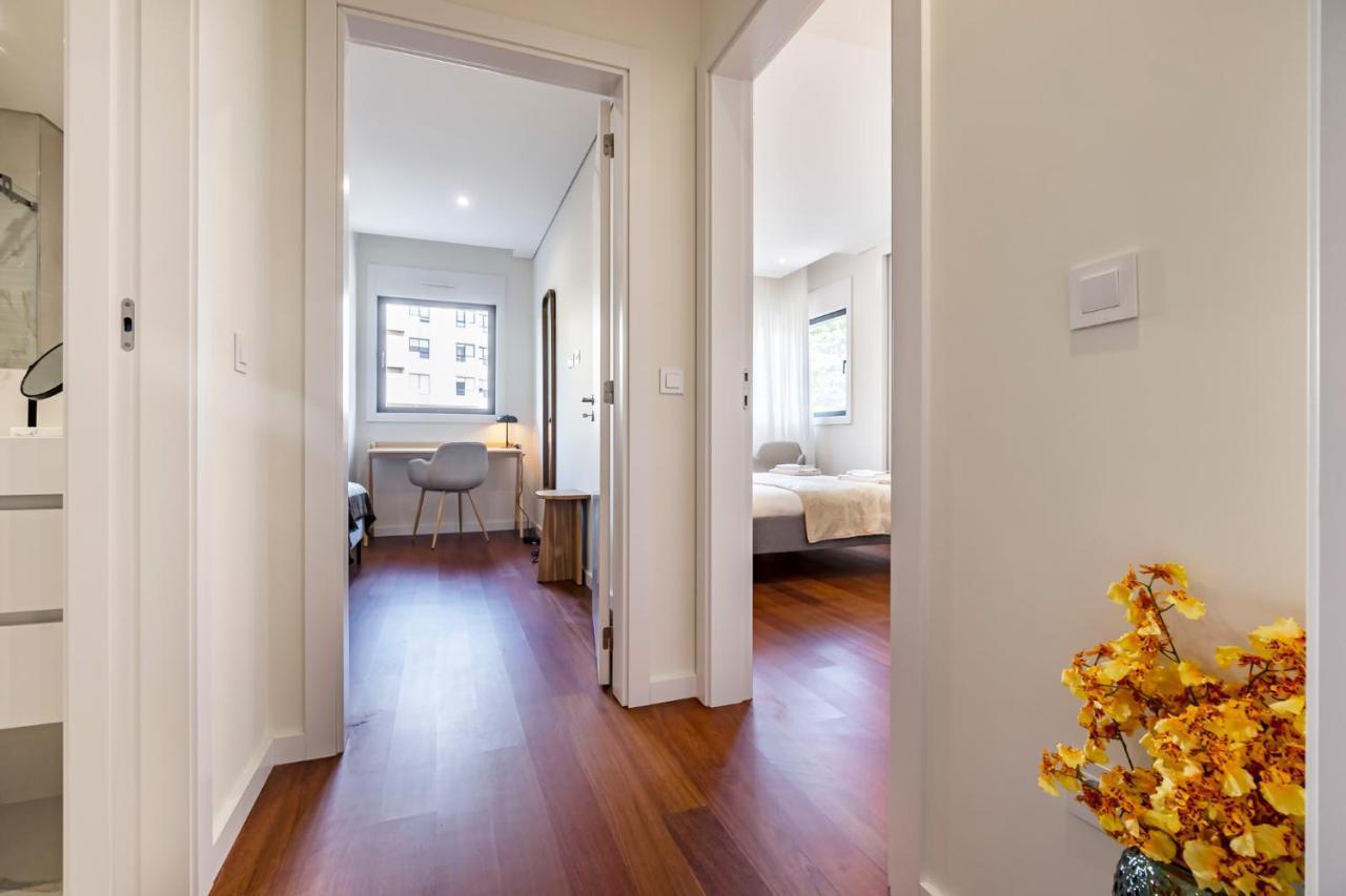 Nomads Lux - 2Bdr & Parking Flores Square Porto Bagian luar foto